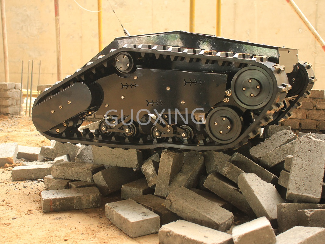 Raupenroboter-Chassis-Panzer verfolgt ferngesteuerte Roboter