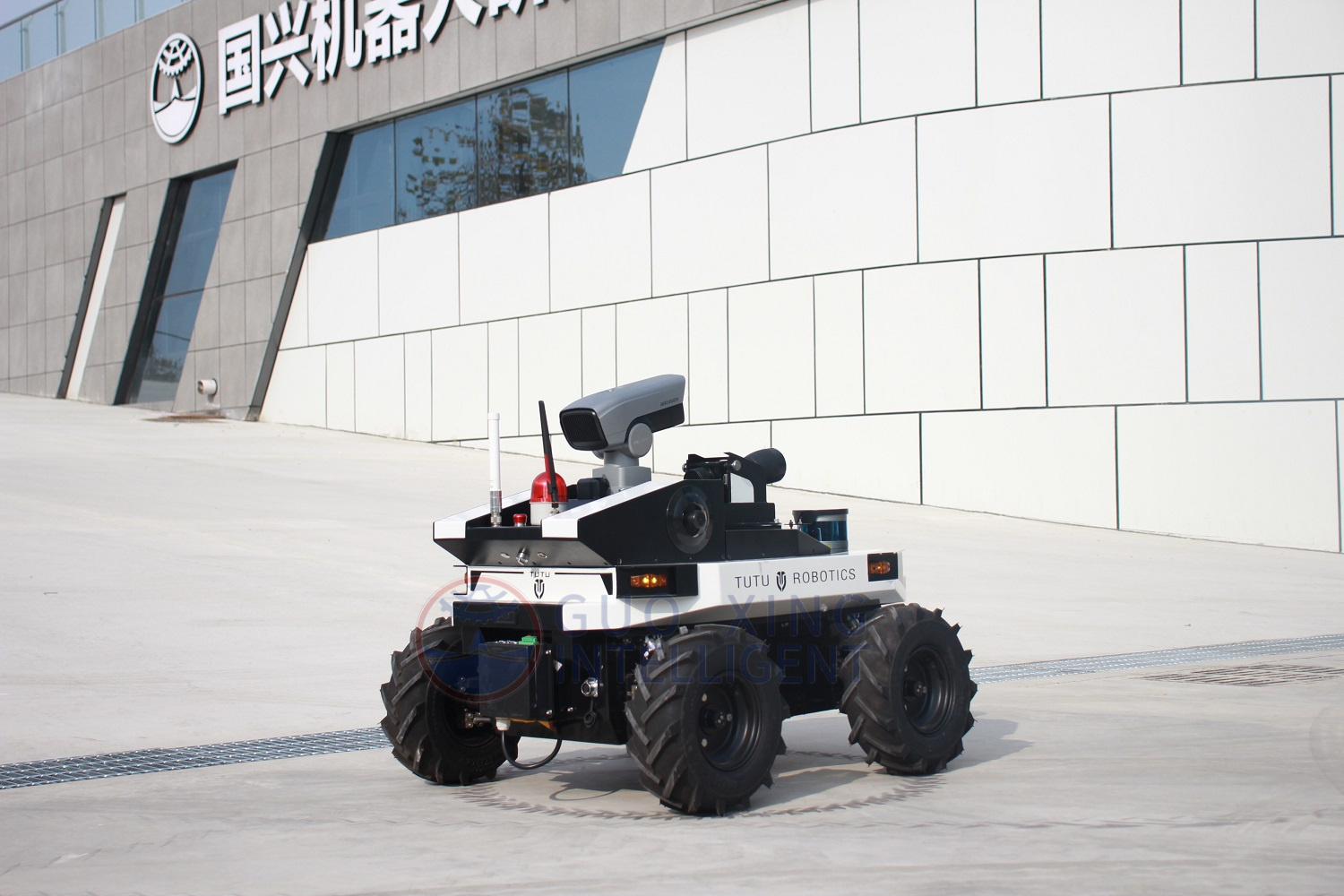 Selbstfahrender kooperativer Sicherheitsroboter für die autonome Navigation im Freien